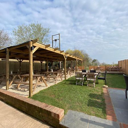 The Six Bells Hotel Beenham Buitenkant foto