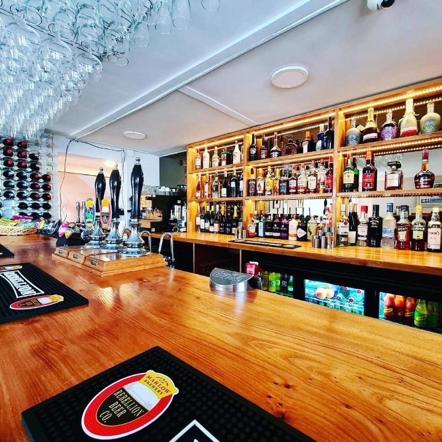 The Six Bells Hotel Beenham Buitenkant foto