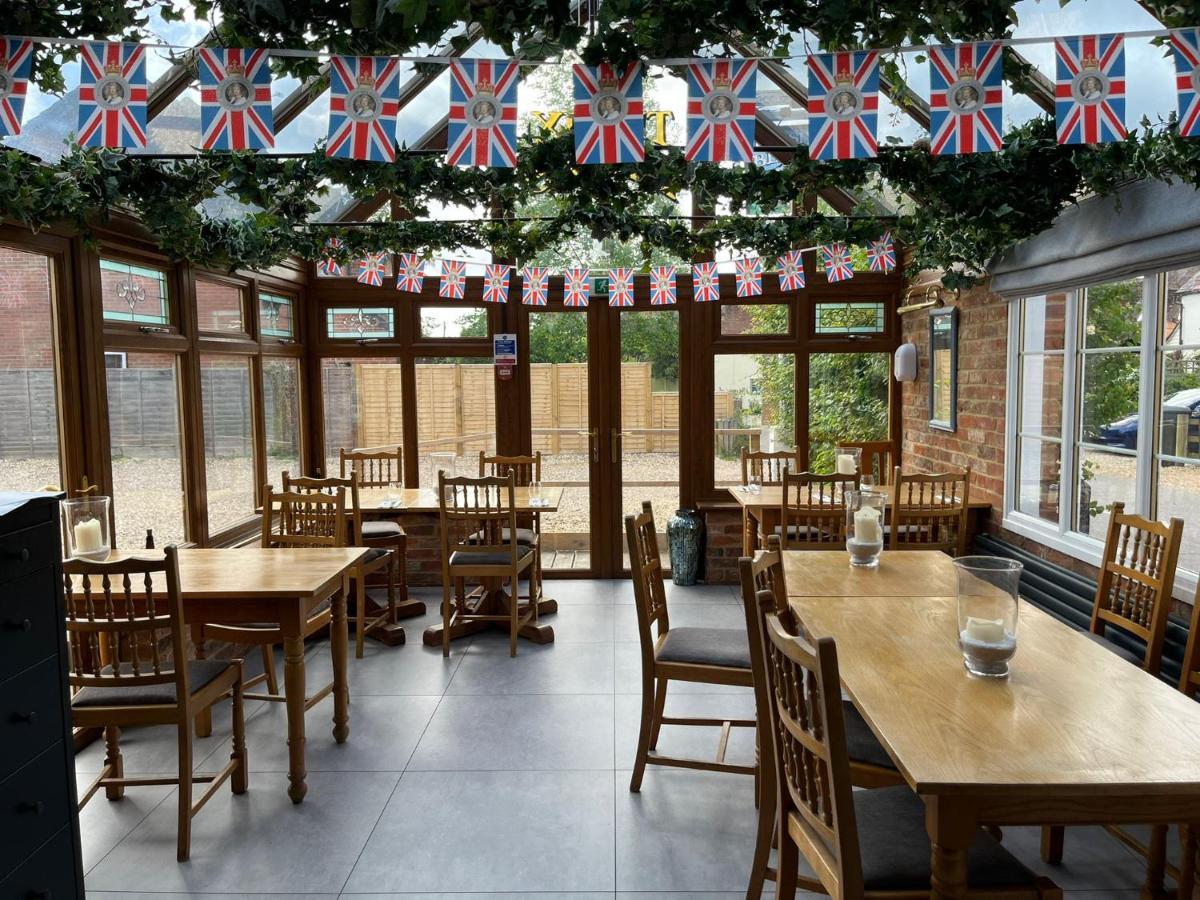 The Six Bells Hotel Beenham Buitenkant foto