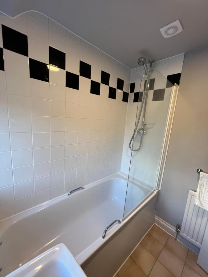 The Six Bells Hotel Beenham Buitenkant foto